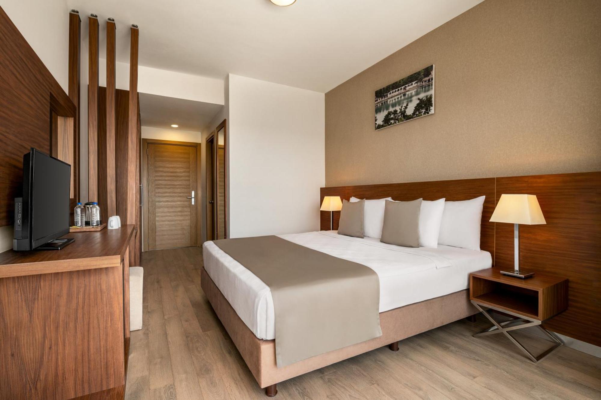 Отель La Quinta By Wyndham Cesme Измир Экстерьер фото