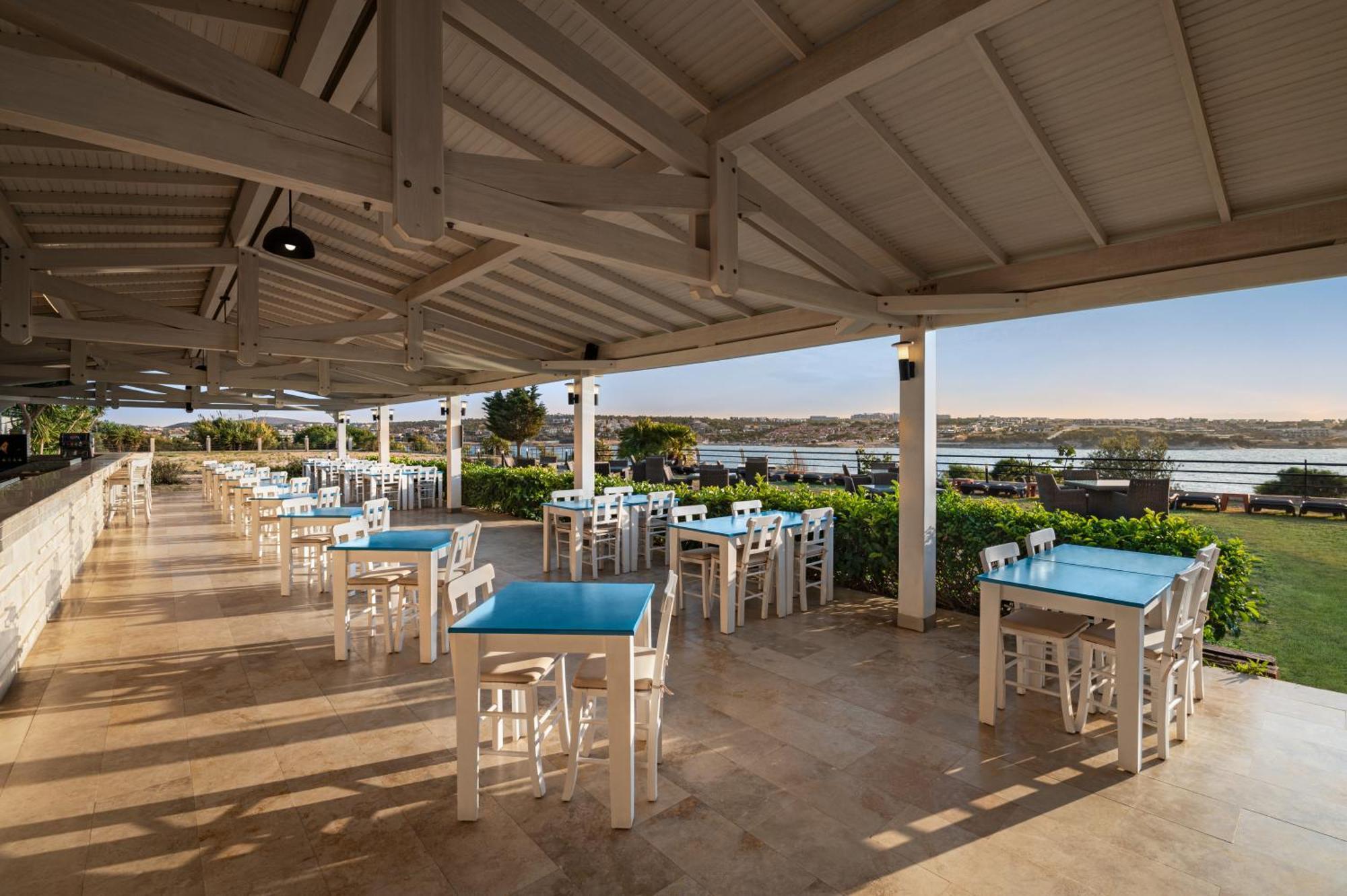 Отель La Quinta By Wyndham Cesme Измир Экстерьер фото