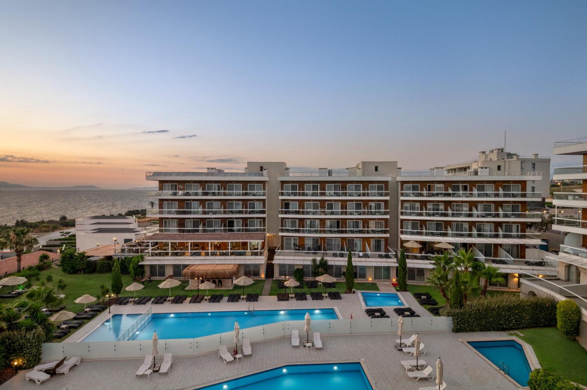 Отель La Quinta By Wyndham Cesme Измир Экстерьер фото