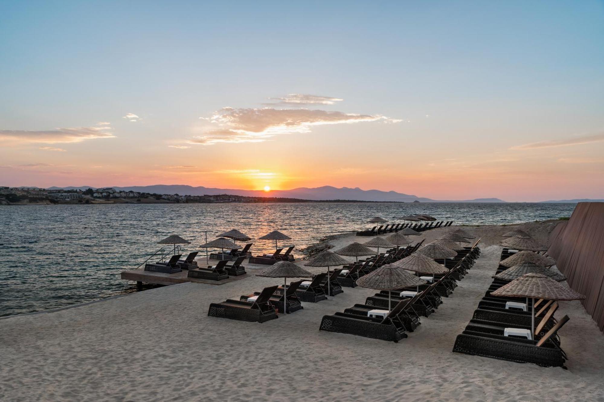 Отель La Quinta By Wyndham Cesme Измир Экстерьер фото