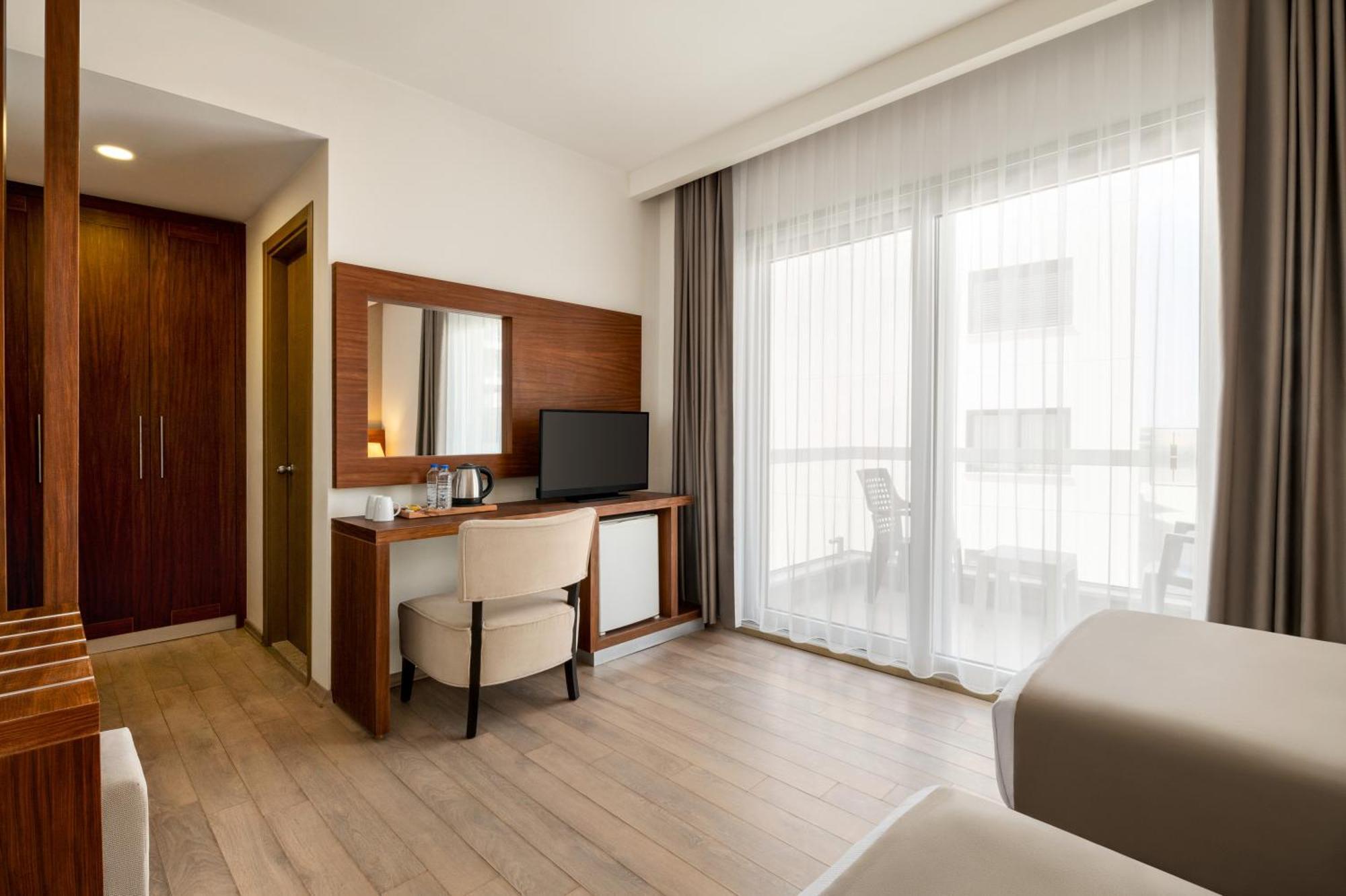 Отель La Quinta By Wyndham Cesme Измир Экстерьер фото