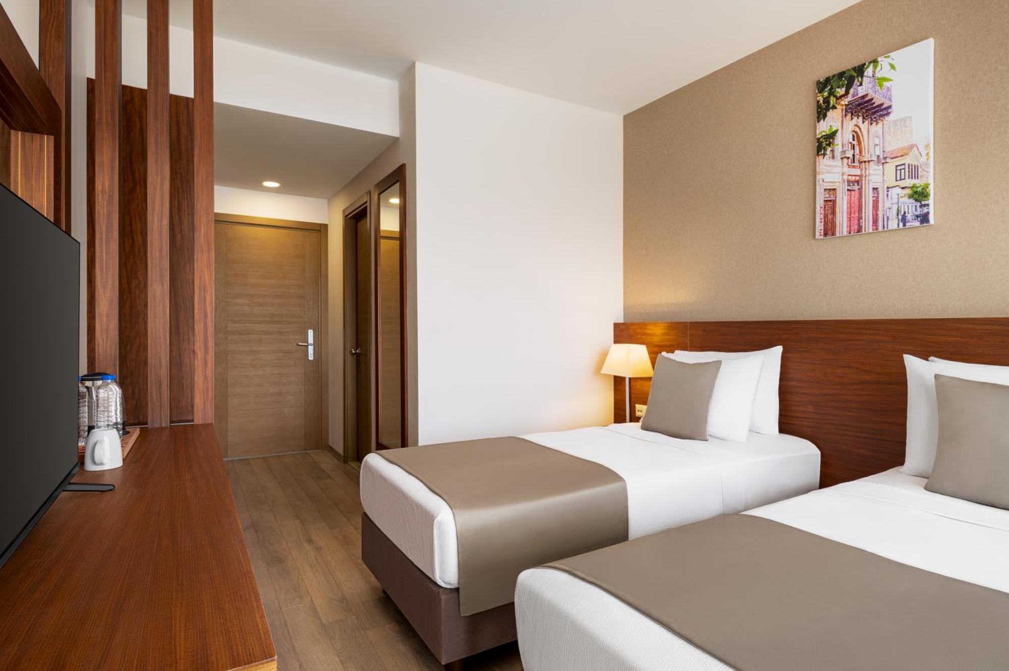 Отель La Quinta By Wyndham Cesme Измир Экстерьер фото