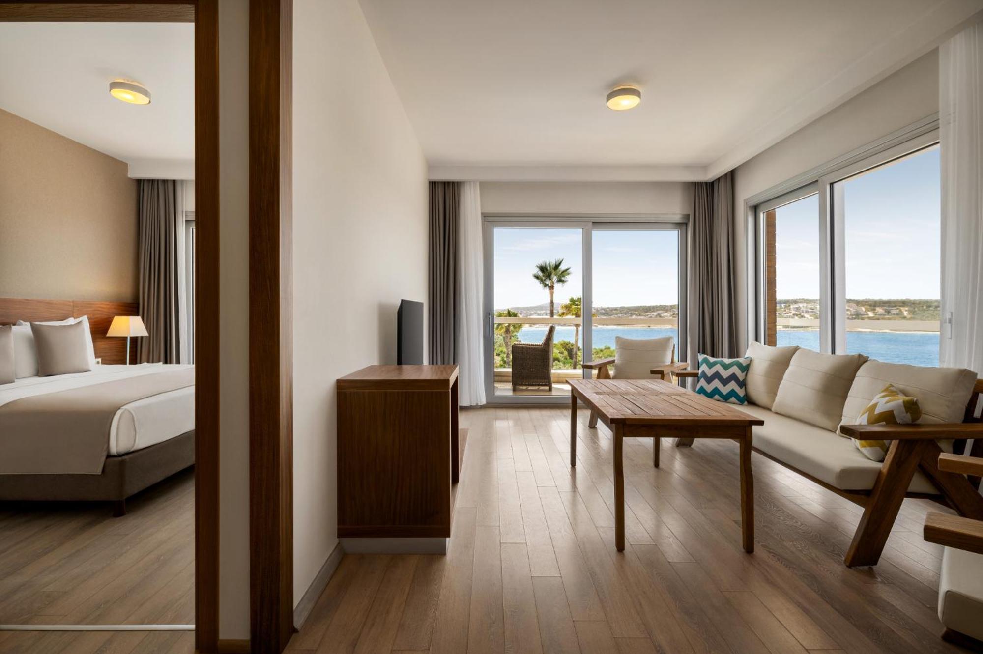 Отель La Quinta By Wyndham Cesme Измир Экстерьер фото
