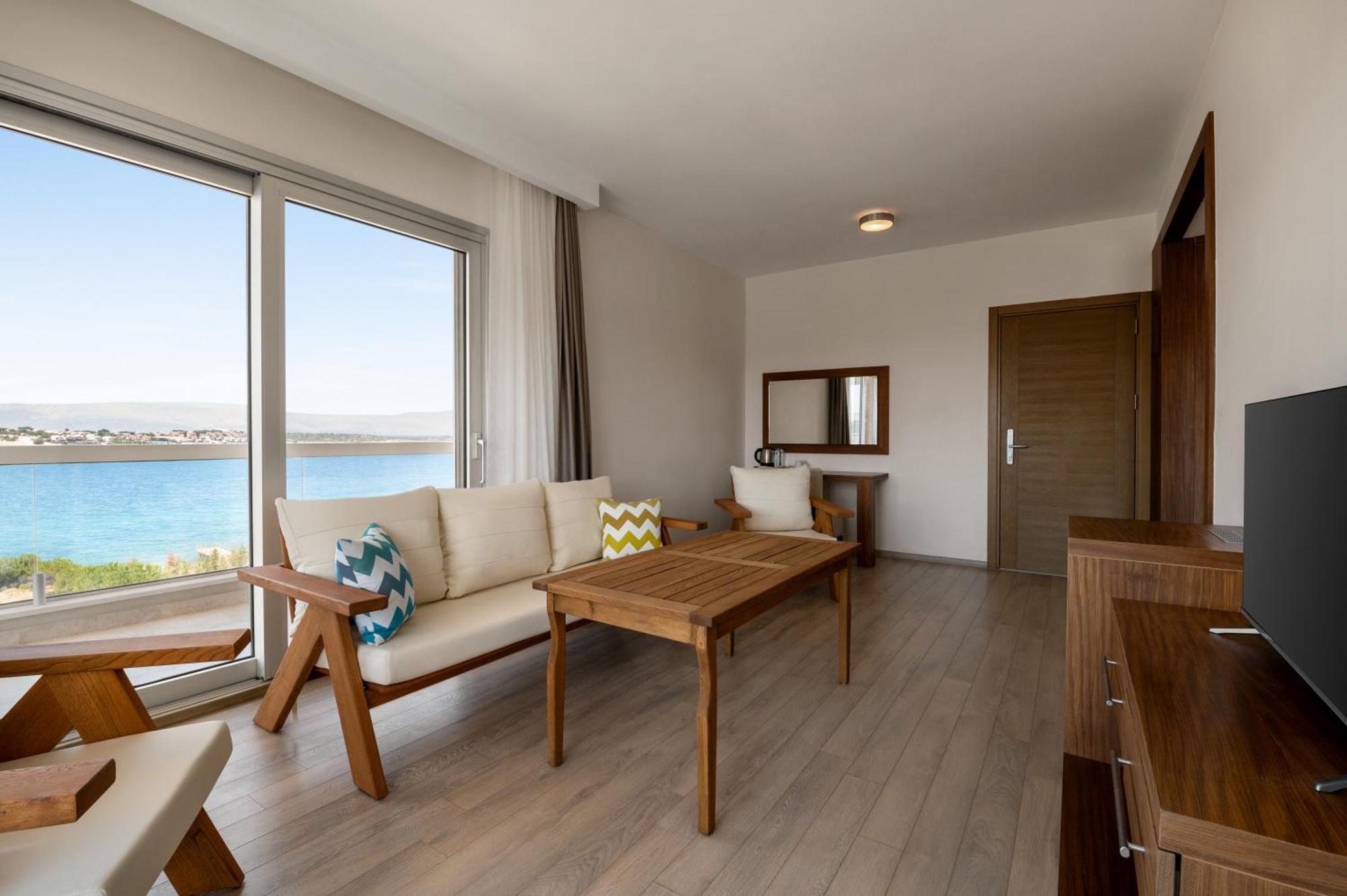 Отель La Quinta By Wyndham Cesme Измир Экстерьер фото