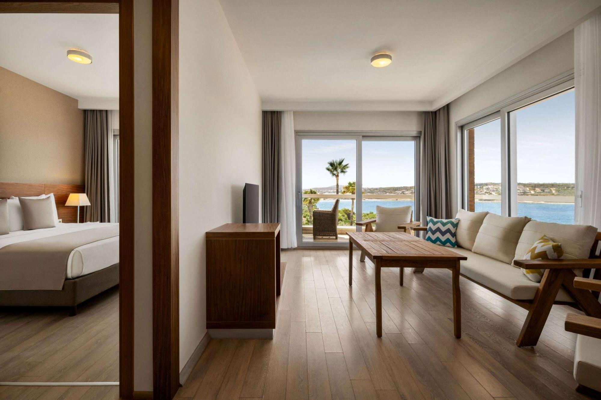 Отель La Quinta By Wyndham Cesme Измир Экстерьер фото