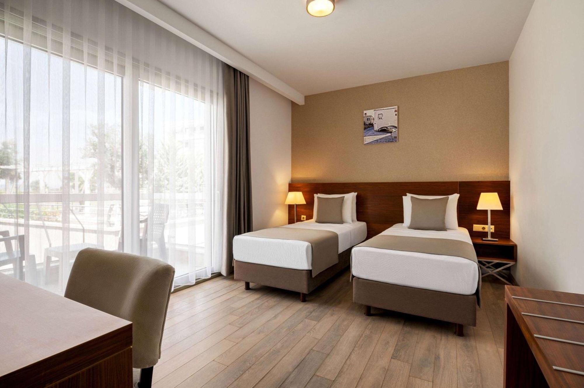Отель La Quinta By Wyndham Cesme Измир Экстерьер фото